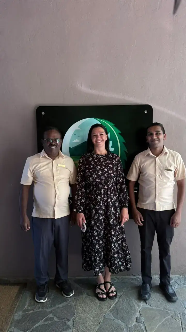 Гостья Rusceylon с командой отеля на Шри-Ланке